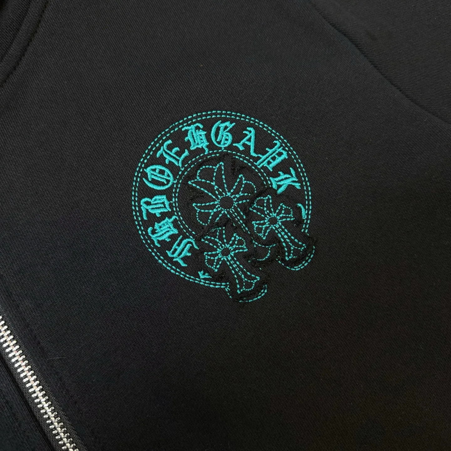 P320 Chrome Hearts large label embroidered hooded jacket ChromeHearts counter, made of 430g double-strand double yarn pure cotton terry fabric, original custom hardware zipper, details restored in place, very textured on the handle, three-dimensional and atmospheric, versatile and easy to wear in autumn, simple and elegant, using os version The upper body effect is very good, suitable for all body types, soft and comfortable, CH Sanskrit embroidered letters on the front ➕ Horseshoe Sanskrit large leather label on the back The small mark on the hem is the finishing touch. It is machine washable. It will not fade or deform. It has complete accessories. Original mold opening. Perfect restoration. ZP 2:1. Same style for men and women. Versatile and not picky. Size: s m l xl. Color: black